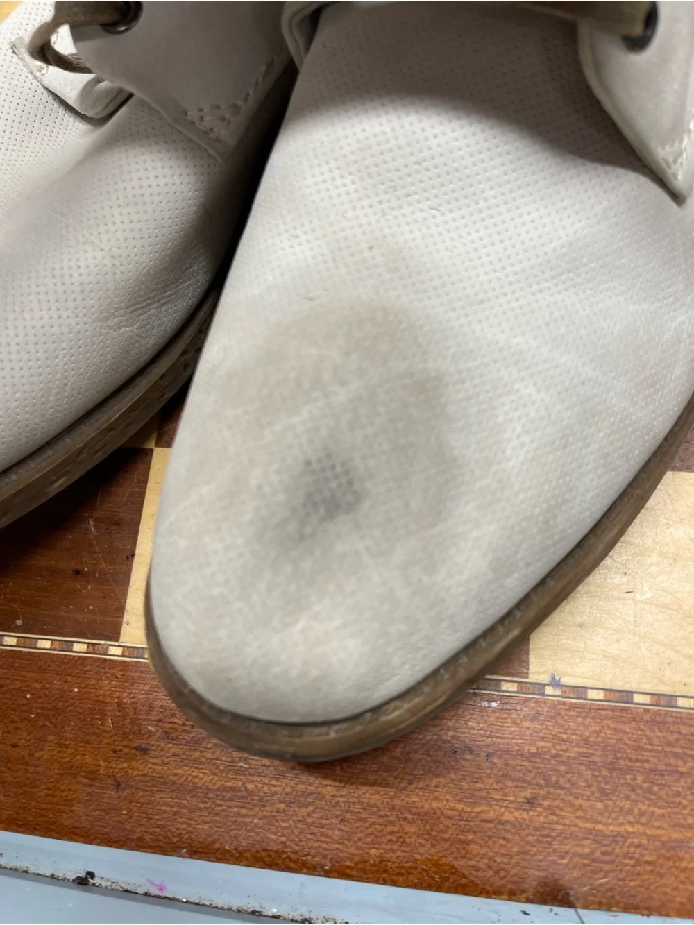 Robert Wayne cream leather casual shoes featuring side cut-outs and tan laces